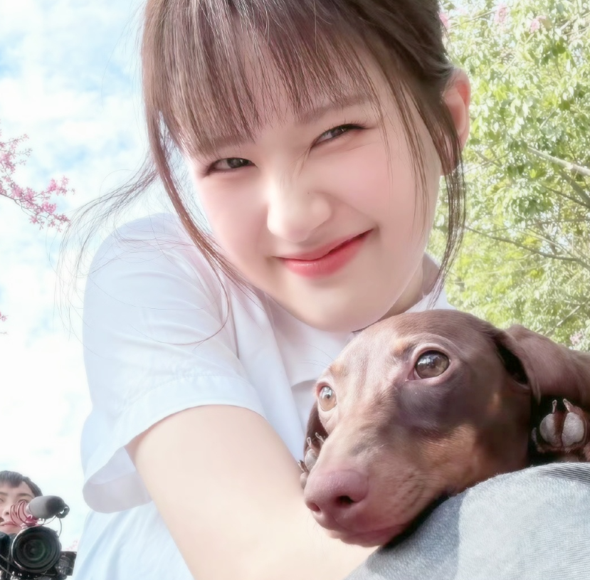 捕捉到一枚在拍摄现场自拍的桑稚