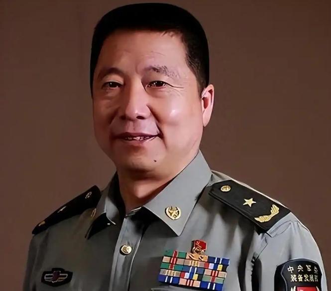 18年时光匆匆，航天英雄杨利伟依旧是少将。不少网友心生疑惑，立下这么大功勋，为