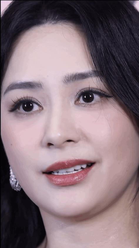阿娇真的是胖过没丑过，44岁了这张脸居然还能扛住高清怼脸镜头，状态是真牛，颜值稳