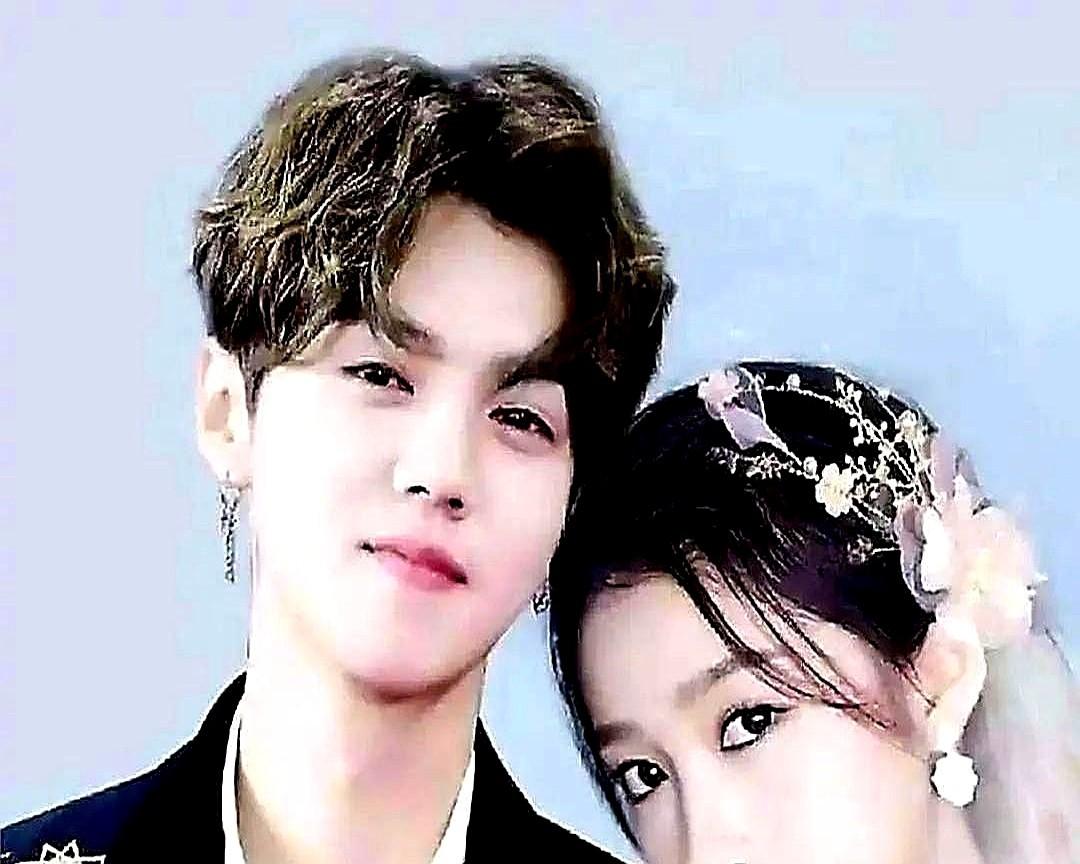 关晓彤迟迟不官宣和鹿晗分手，不是她放不下，也不是鹿晗翻身鹿晗曾在关晓彤低谷时