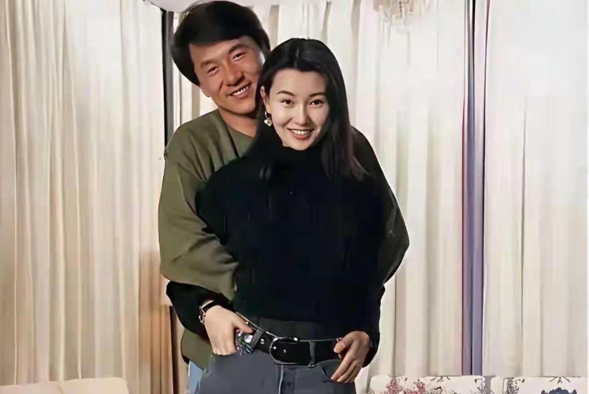 一张老照片，真能看出两人情绪的差别吗？这张成龙与张曼玉的旧合照火了。细看神