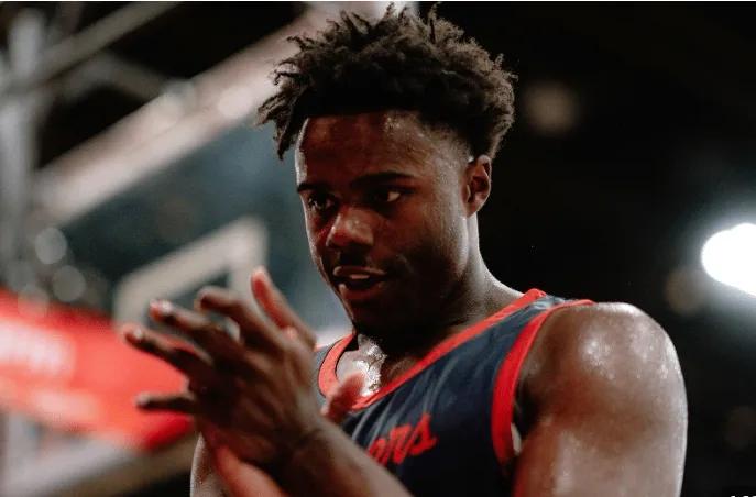 快船终于要放弃科比布朗了！当初就是因为他的名字注意到他，又因为长得还挺像甲亢哥