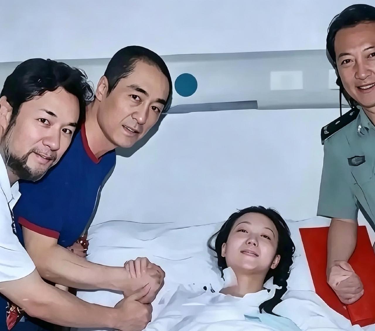 08年奥运会彩排，刘岩摔成高位截瘫。张艺谋他们去医院看她，紧紧握着她的手。看着真