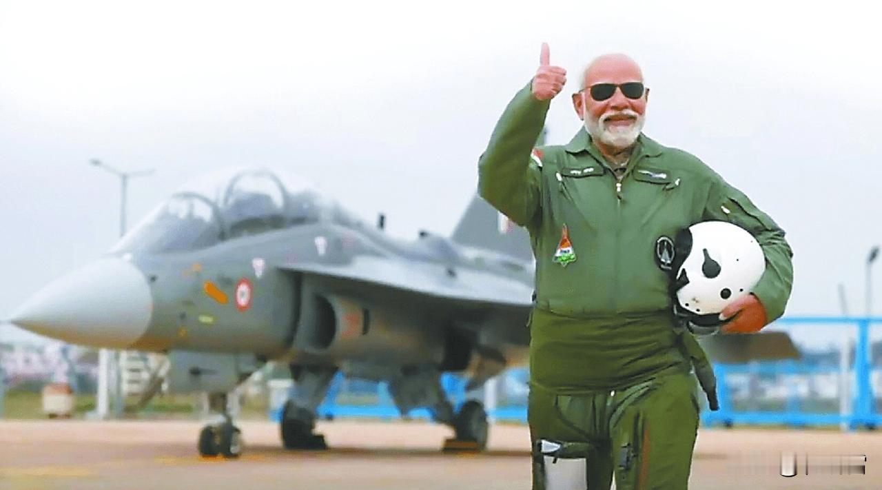 受一万多个神庇佑的光辉战斗机在迪拜航展一战封神，印度媒体和网友直接开挂：印度媒体