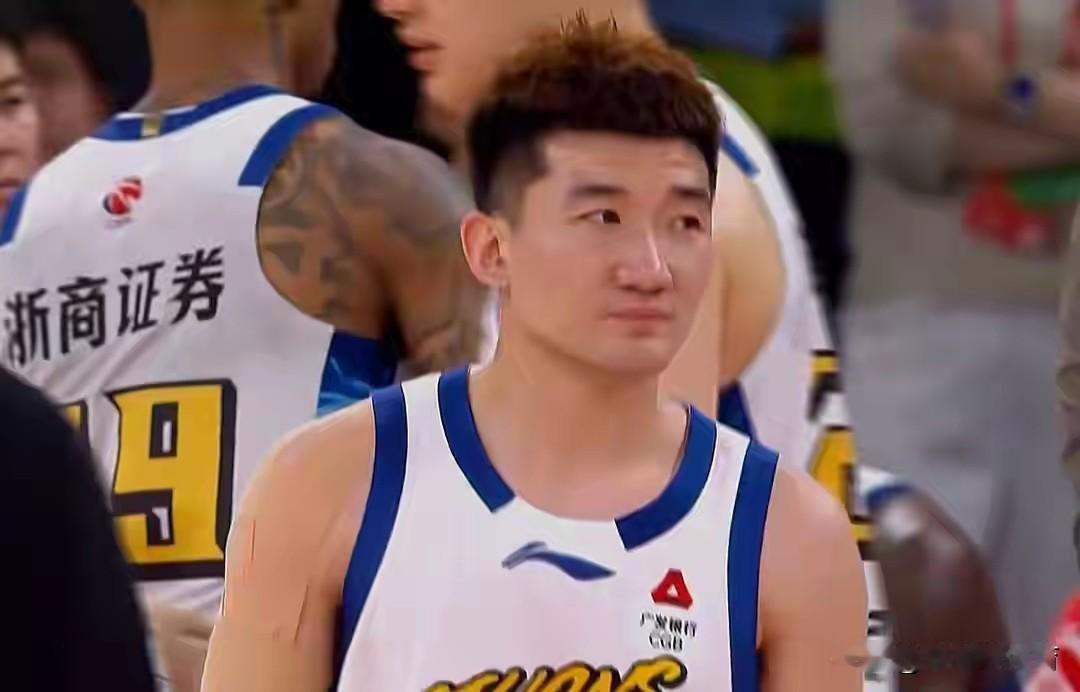 这两位曾打哭弗格，本次总决赛布朗欲哭无泪，上海球迷齐声高喊感谢孙铭徽。还记得上