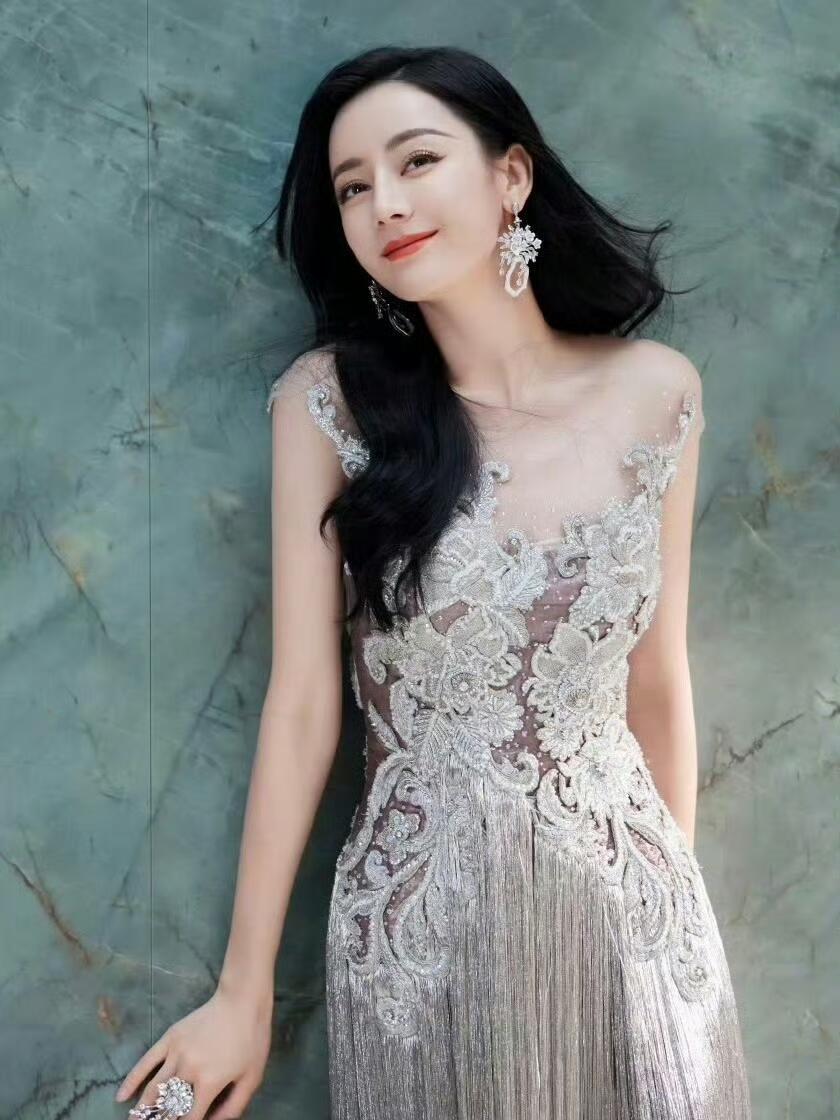 迪丽热巴银色流苏裙！