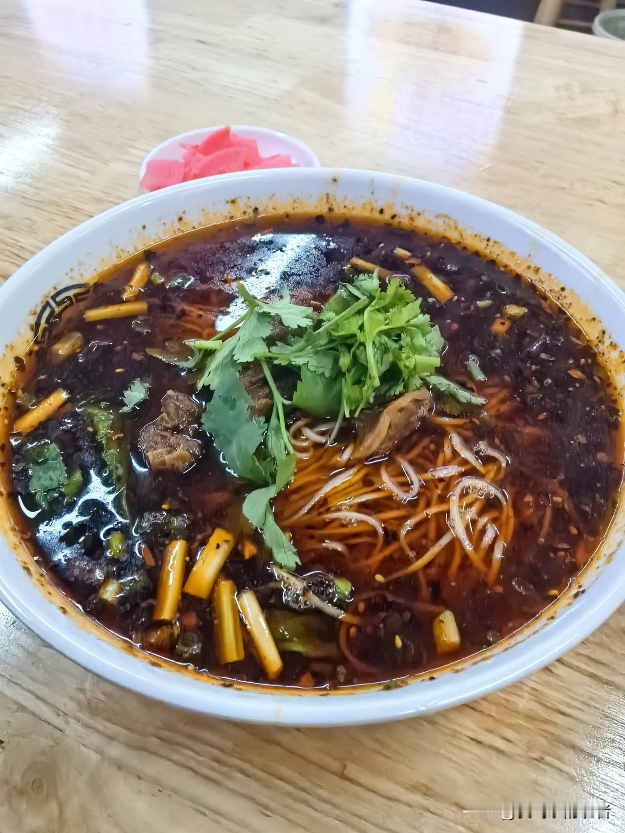 儿子放学后，接他回家的路上对我说，他想吃那个牛肉面，我说有那么好吃吗？今天非要吃