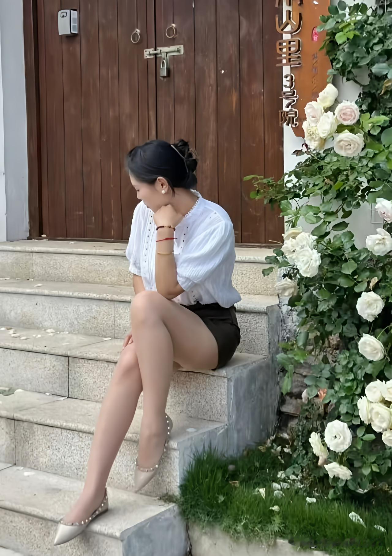 优雅坐阶间白衣与玫瑰相伴