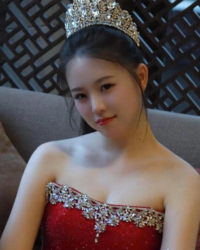 广西玉林，一19岁女大学生，陪朋友去选美海选，自己却一路闯进决赛，拿下第74届世
