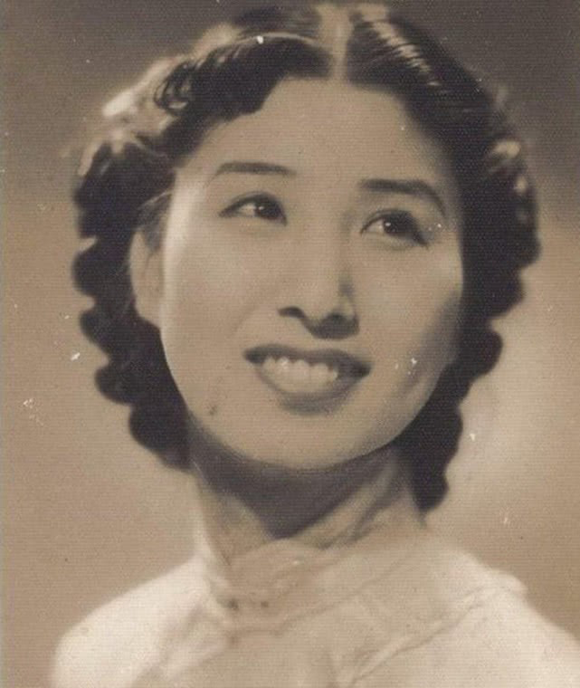 1940年深夜，民国大美女郑苹如，被秘密押到小树林执行枪决。可特务却犹豫半天不忍