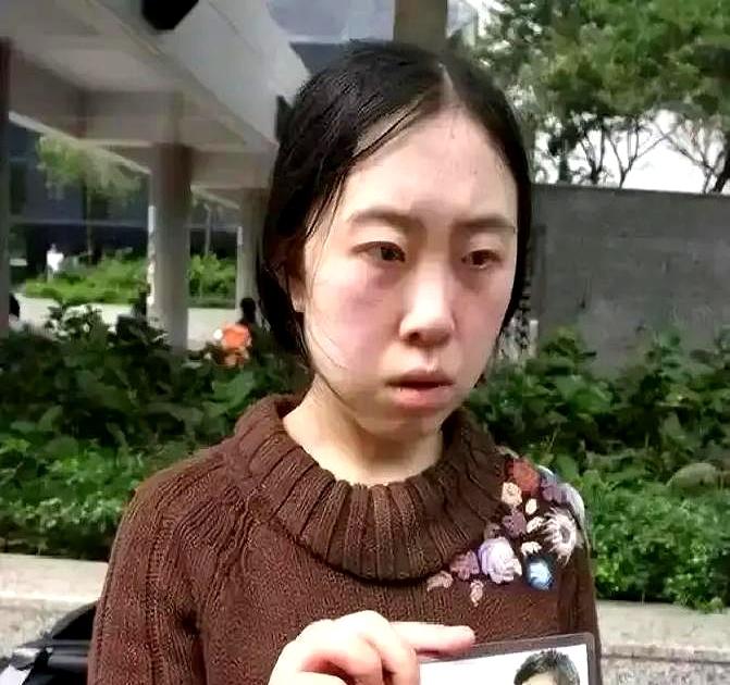 在甘肃兰州一家不起眼的超市里，有个穿红马甲、弯腰理货的中年大姐。她每天起早贪黑，