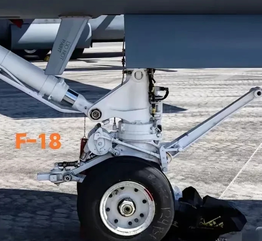 同为四代机弹射起落架，歼15T为何比F/A-18E/F更为粗壮与复杂？除了歼1