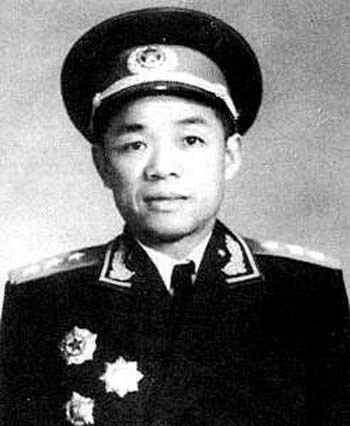1973年寒冬，韩先楚调任兰州军区司令员。视察中苏边境时，望远镜里苏联装甲集群排