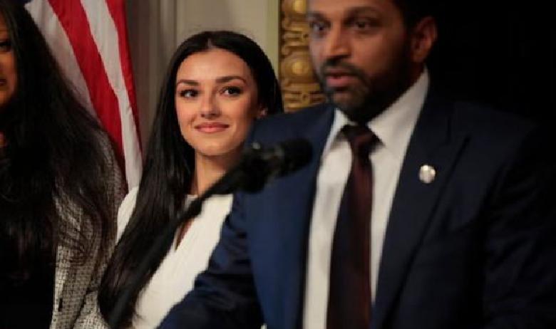 就在刚刚美国前FBI特工突然宣布了指控。爆料指向的是一位被帖子称作“