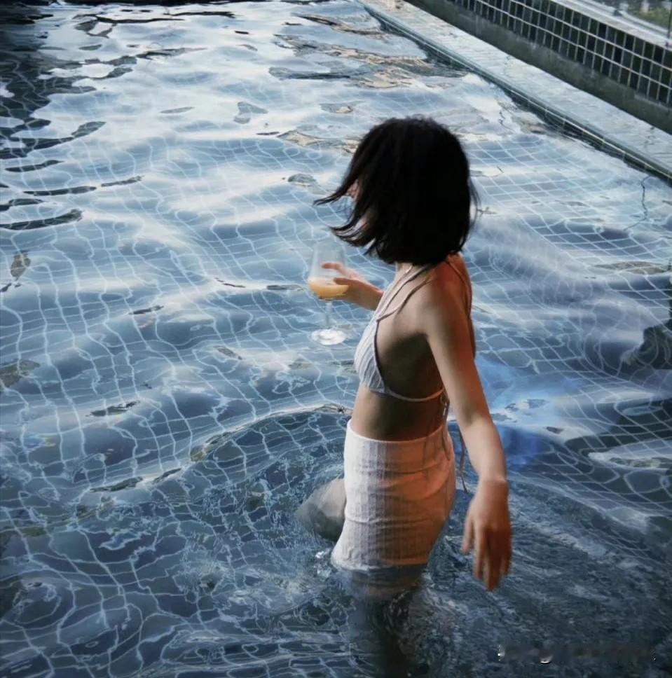 周冬雨大方晒泳装照，身材平板像小孩子，不过她很有自信，瘦比胖好。周冬雨太显年