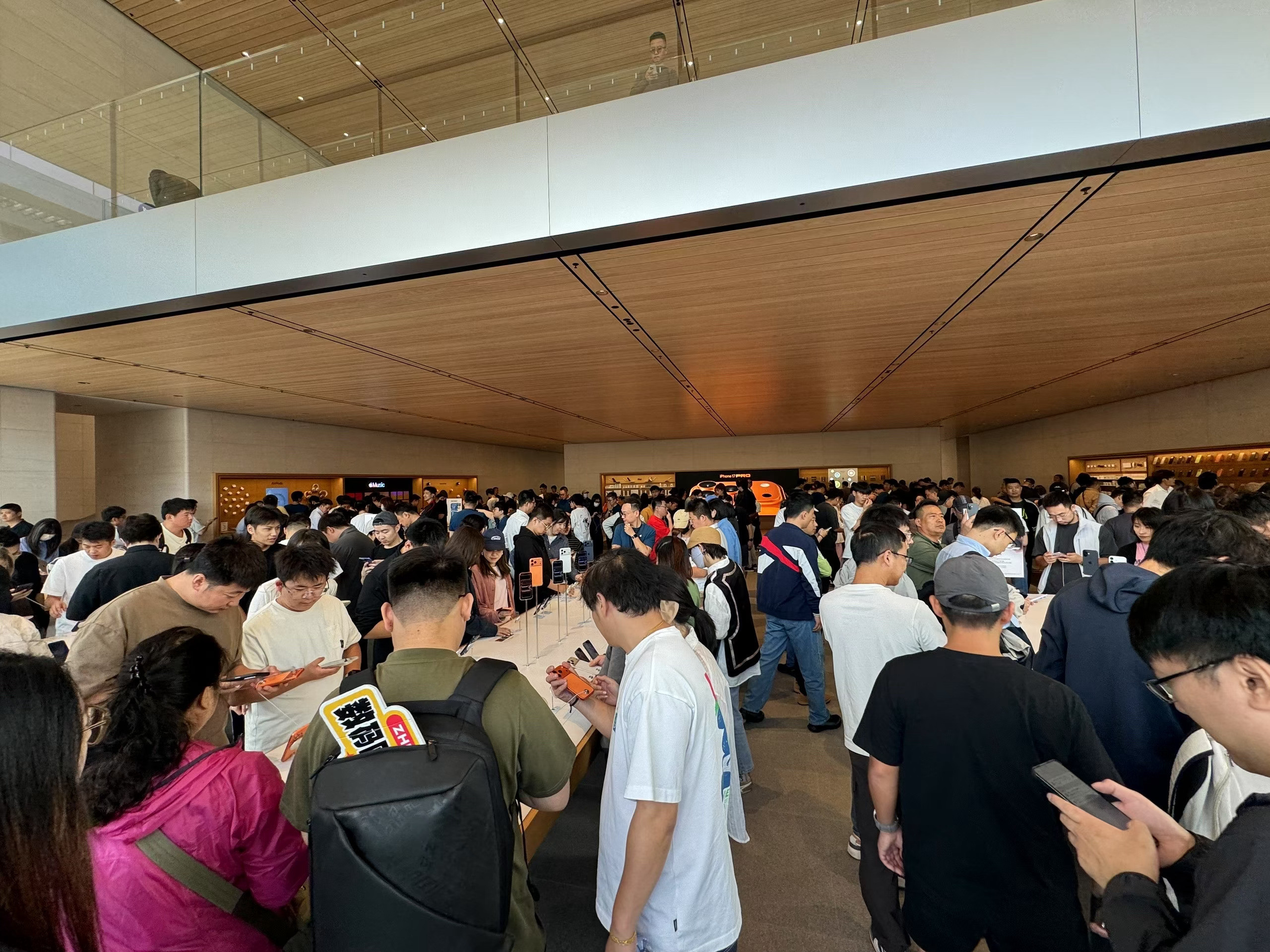 iPhone17Pro被黄牛拒收真的吗？为什么我看到的苹果店是这样的，一到苹果店