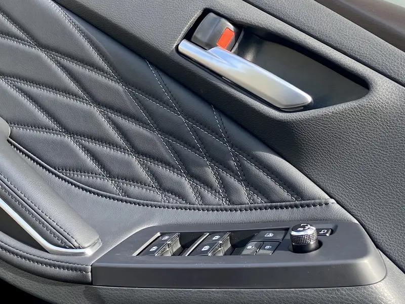 买大众迈腾还是丰田亚洲龙，得看个人需求。迈腾是德系中型轿车，设计沉稳，操控精准