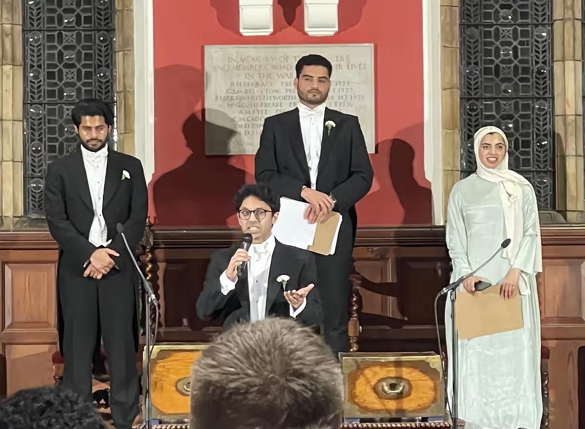 一个英国人刚在牛津大学拍了一张照片，上面分别是牛津大学学生会主席，副主席，财务主