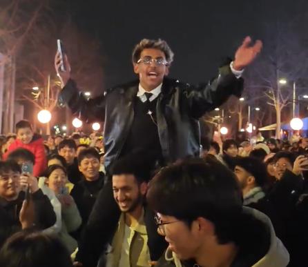 印度游客在华参加新年庆祝，大喊“印度NB”引发混乱，当场被警察带走！2026