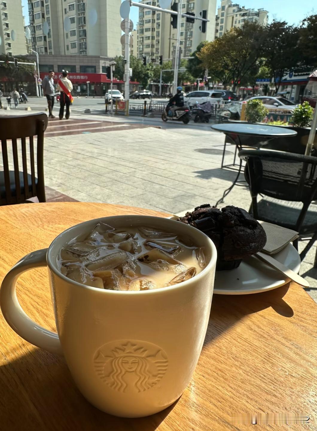 大大方方的说出我要用店内杯。喝水用水杯喝茶用茶杯喝咖啡用咖啡杯。一直不理