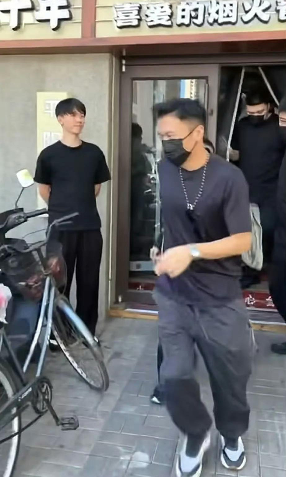 谢霆锋太原嗦完山西菜，出门拔腿就跑？这吃饭排场看着都累！我就说嘛，明星探店哪有什么岁月静好。谢霆锋到