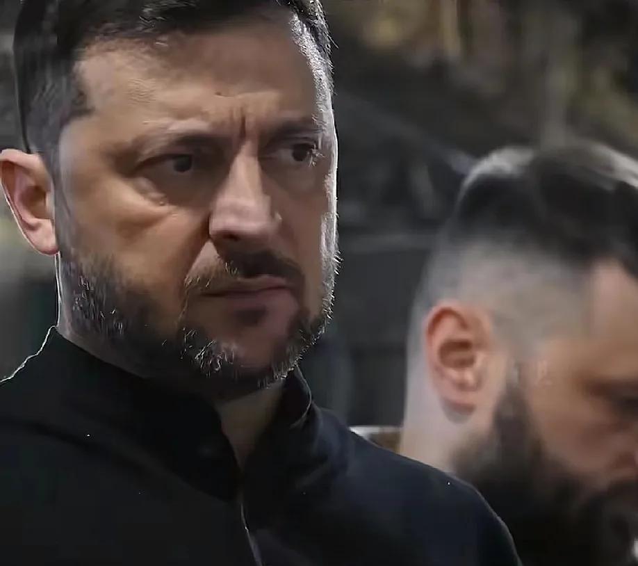 俄军第三次宣布全面拿下红军城，甚至还把平安城给围了，与此同时，乌方战图竟被指责存