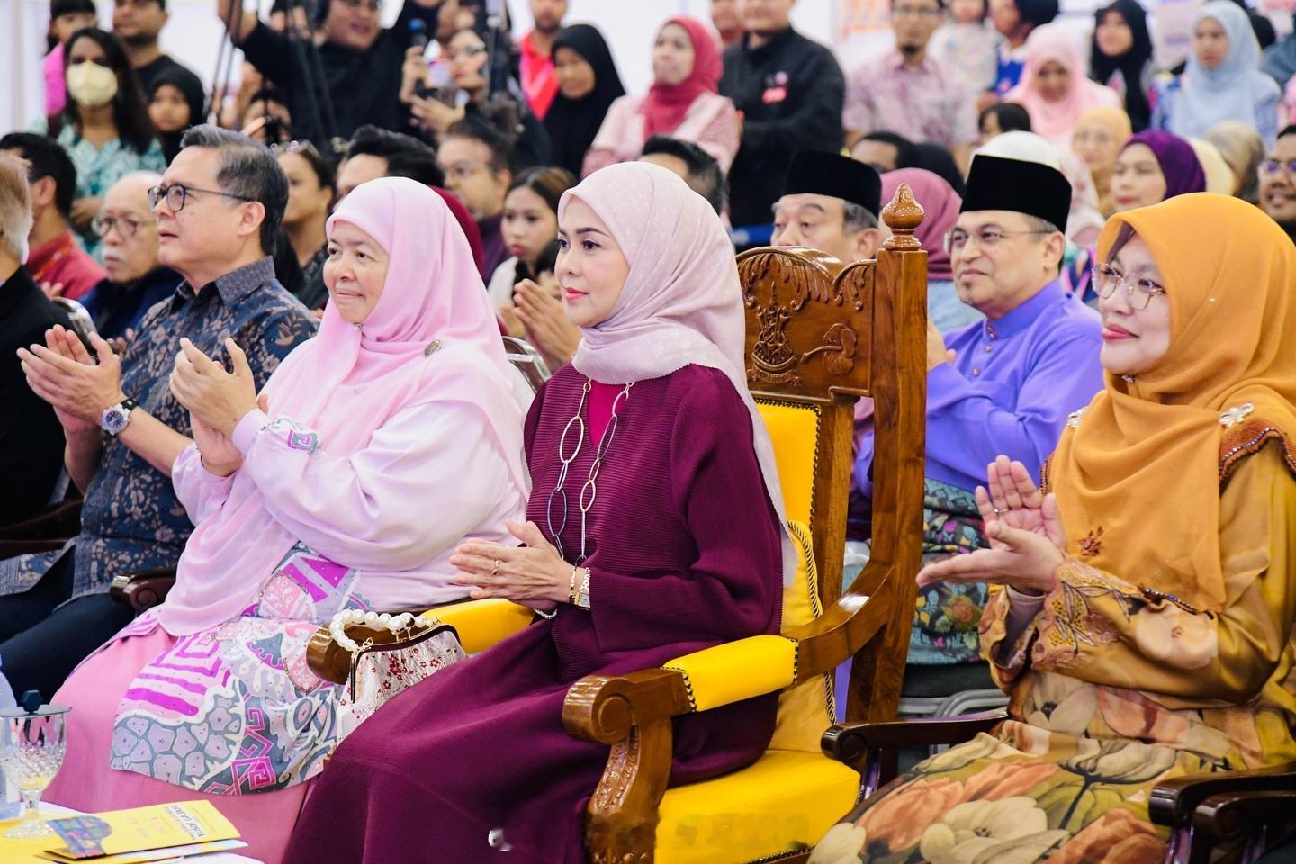 王室王室马来西亚王室雪兰莪2025年12月5日，雪兰莪苏丹后参加国际书展。