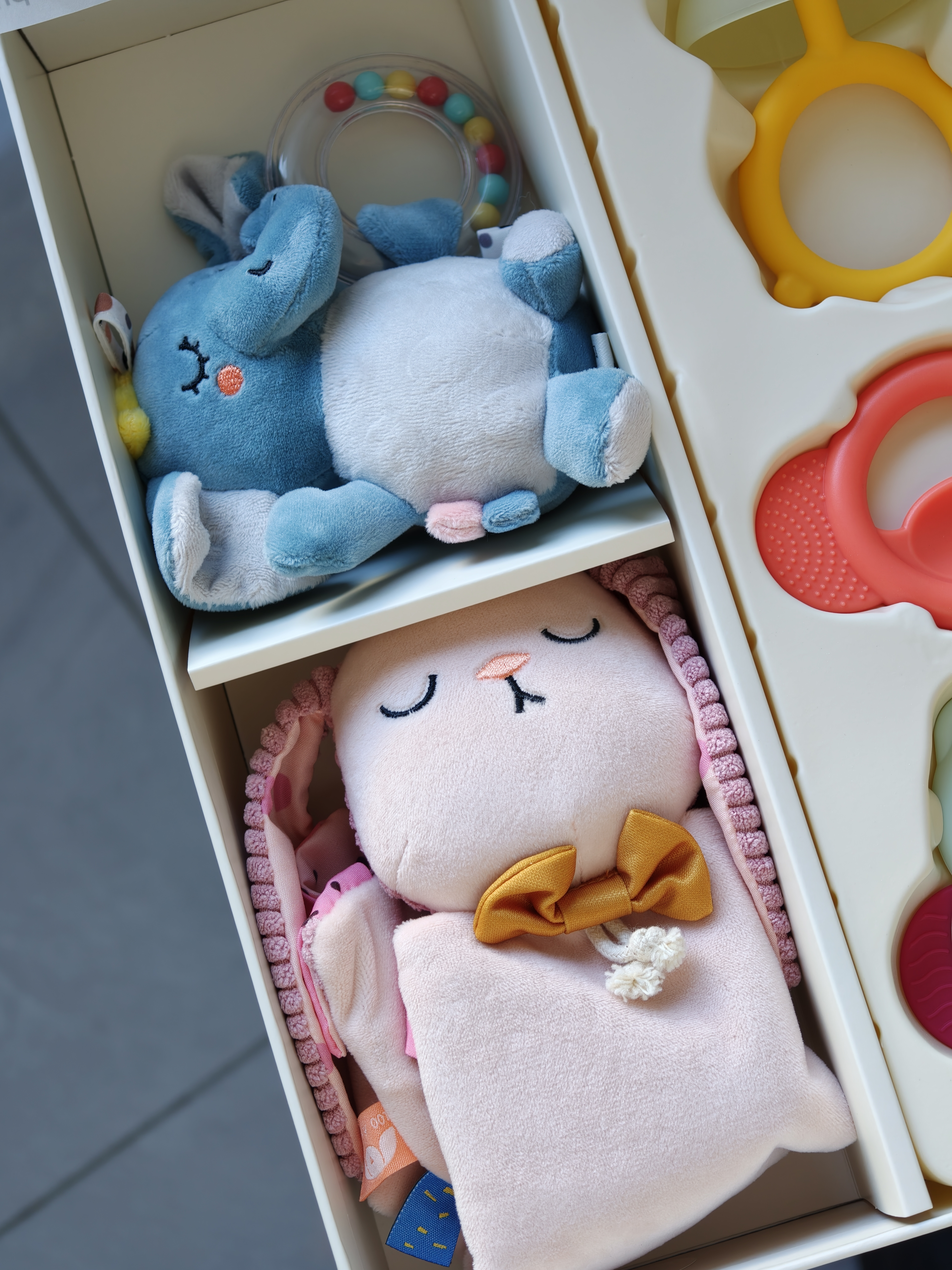 现在小孩子真幸福，玩具一套一套的。我小时候只能玩泥巴，玩烧火棍。