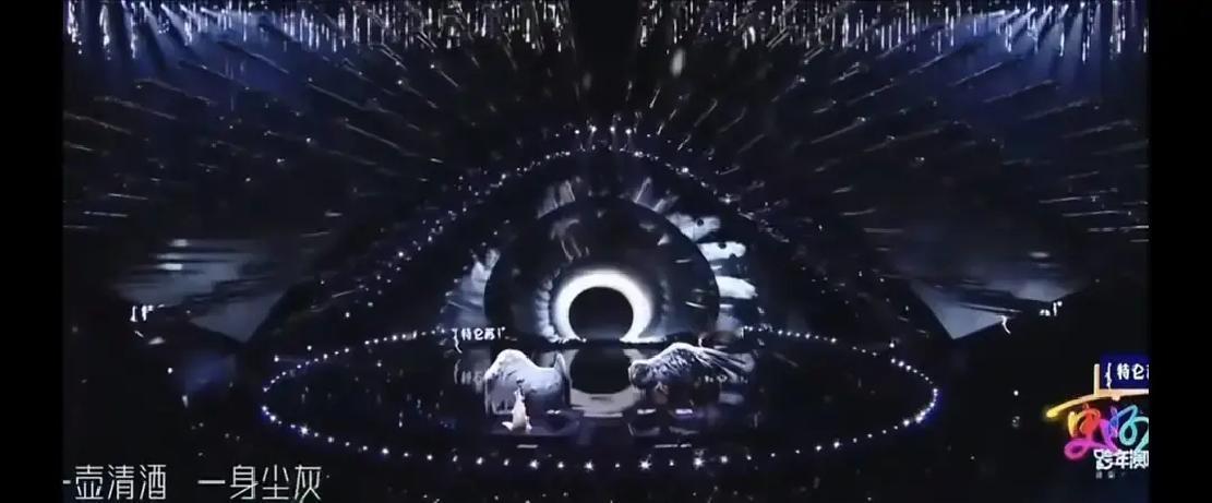 零下8度唱到破音，羽绒服救了我第一次跨年舞台，嗓子被冻成冰。沈佳润在台上抖