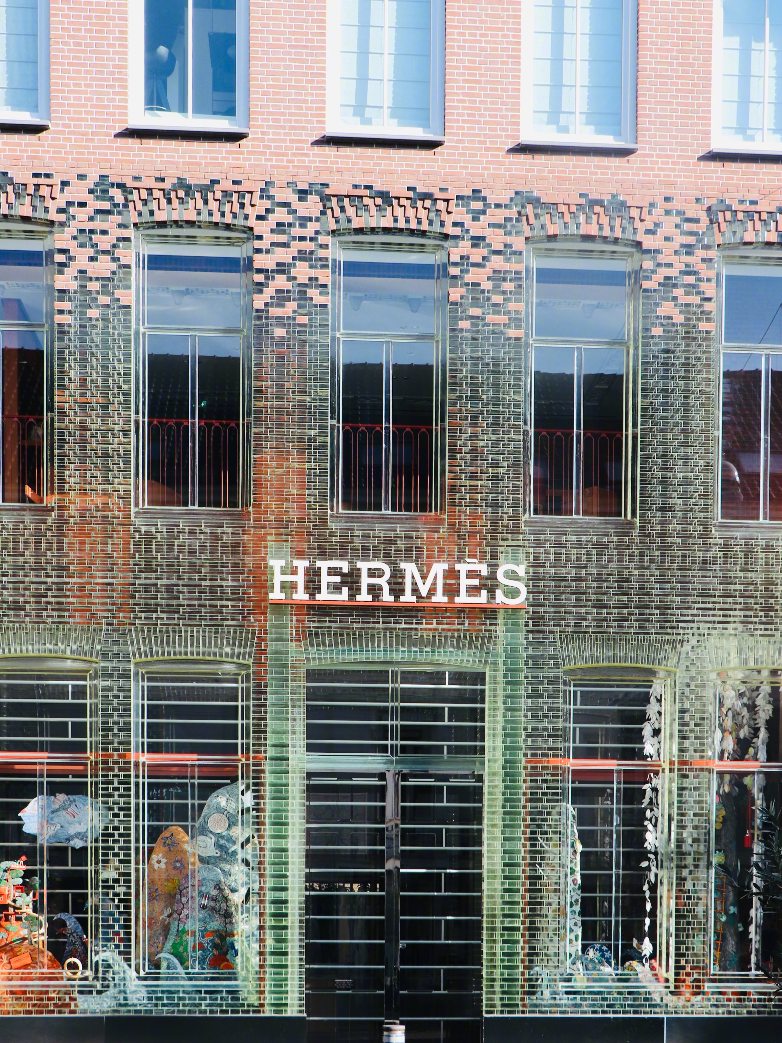 荷兰阿姆斯特丹Hermès店。这座建筑位于Amsterdam的品牌街区，在