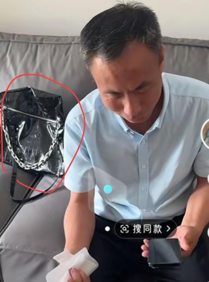 申军良一直反对儿子，不要那么早结婚，别把女朋友带到家里来，经不住申聪的恳求，终于
