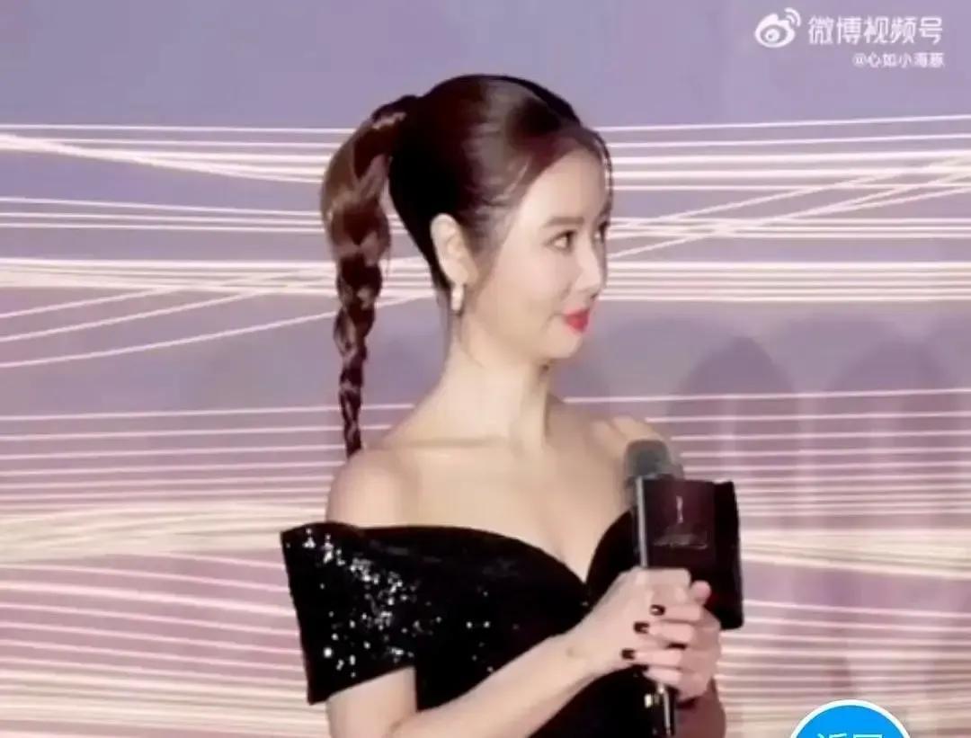 林心如在《华灯初上》里演罗雨侬，镜头怼到脸上连毛孔都看得见，45岁还能扛住这种特