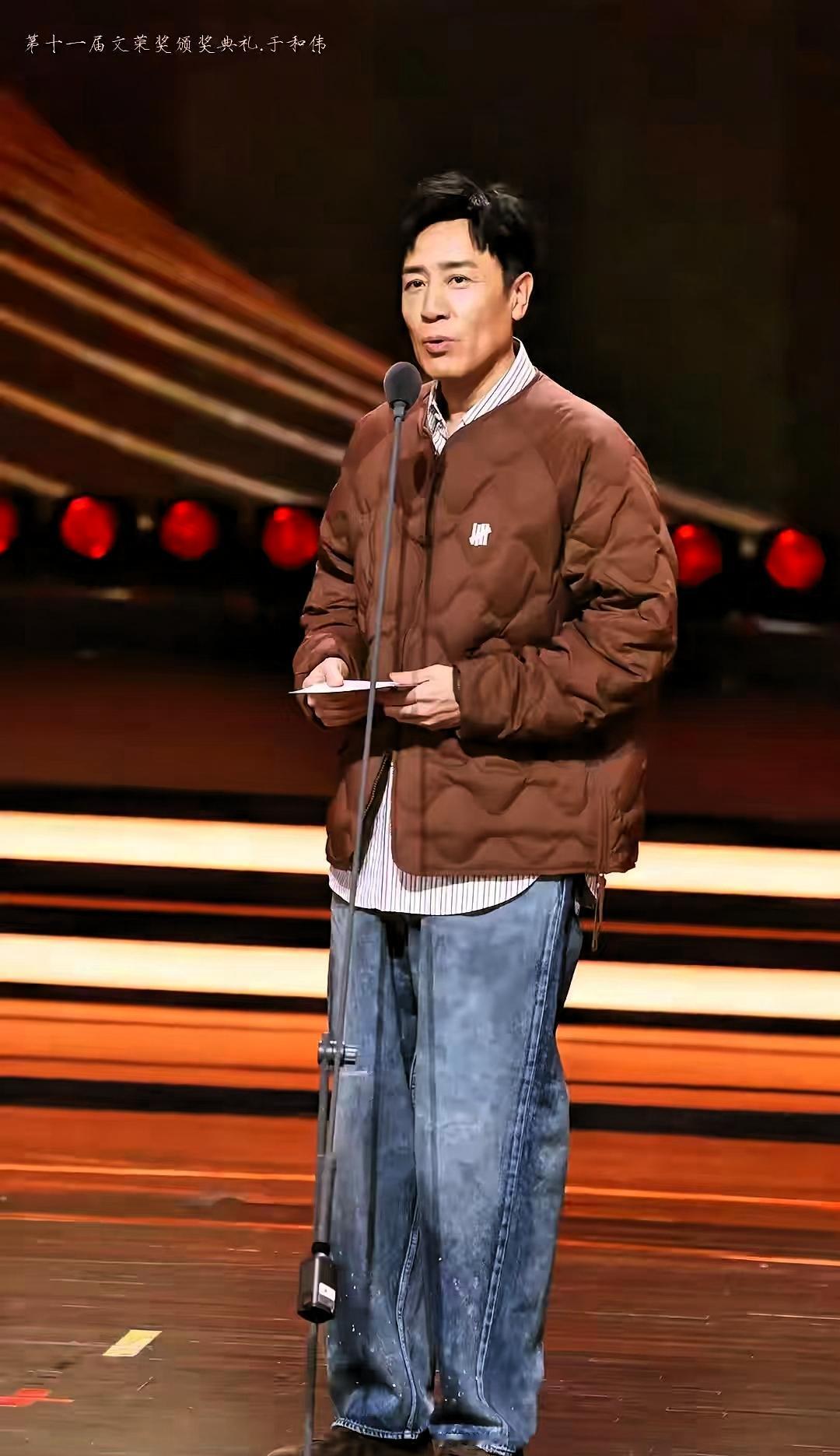 难怪于和伟越来越受欢迎！前段时间的颁奖礼上，不少艺人都穿了正式的礼服或西装，场