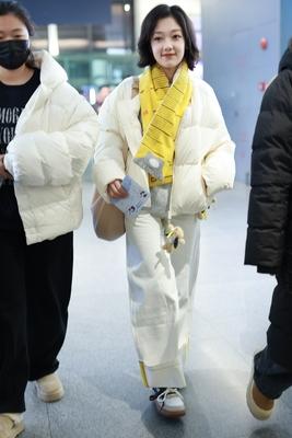 希林娜依高上海出发身穿白色羽绒服搭配围巾简约干净，清新脱俗一眼看着就被迷