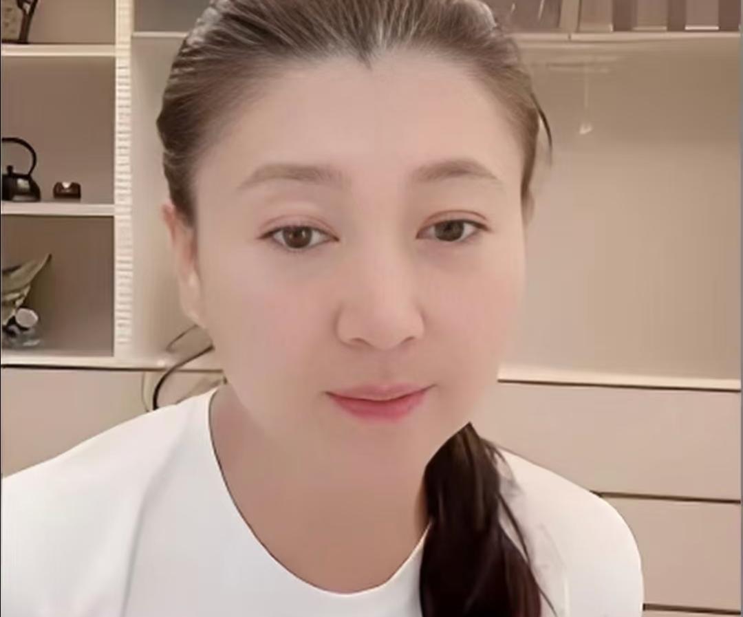 别再骂闫某晶了，她才是互联网最清醒的人。一句“能咋地”，直接干翻了3000万条