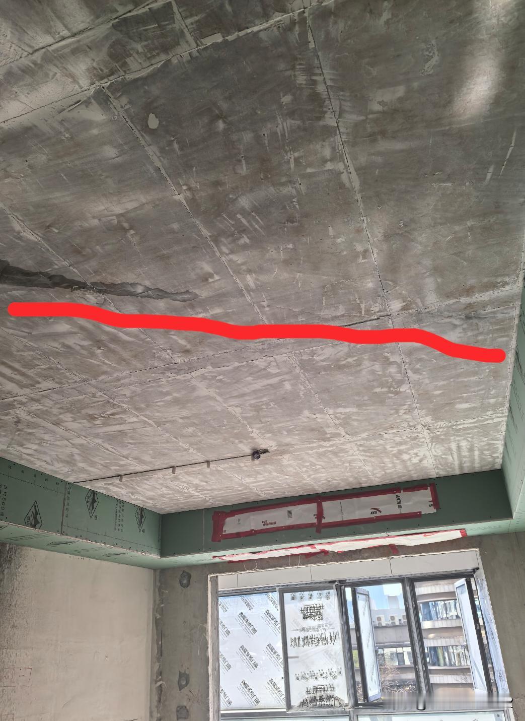 客厅楼板整个斜贯穿裂纹有救吗？装修到一半，铺砖发现漏水到楼下顶子上了。还好楼下