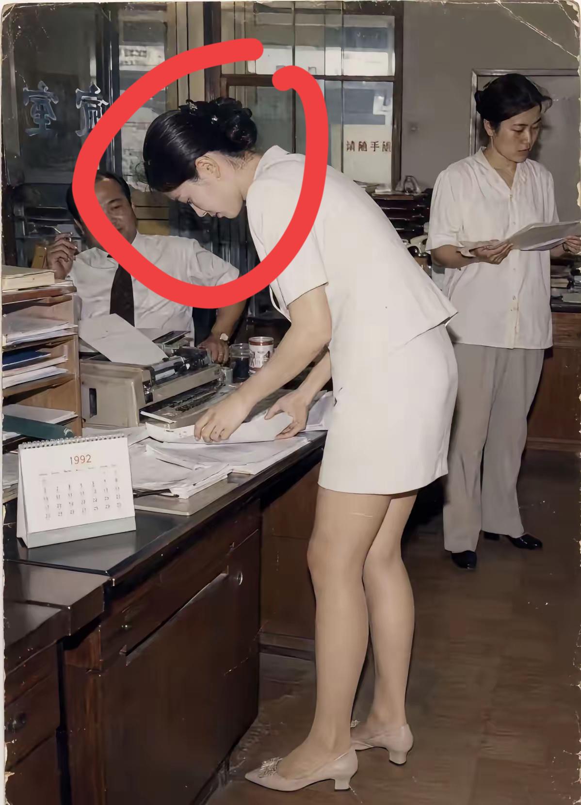 在那个年代，这位女士应该是大领导吧