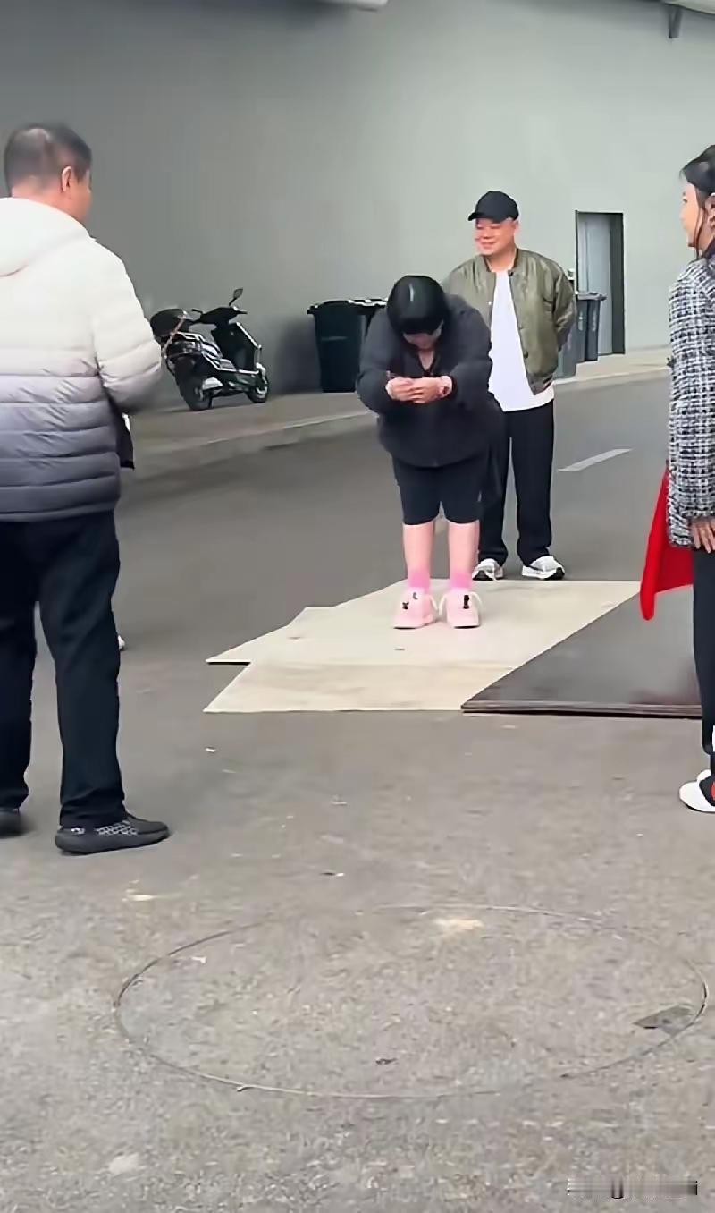 怪不得郭德纲这么成功，原来他老婆王慧会这一手！岳云鹏要开演唱会，王慧给他拜了祖