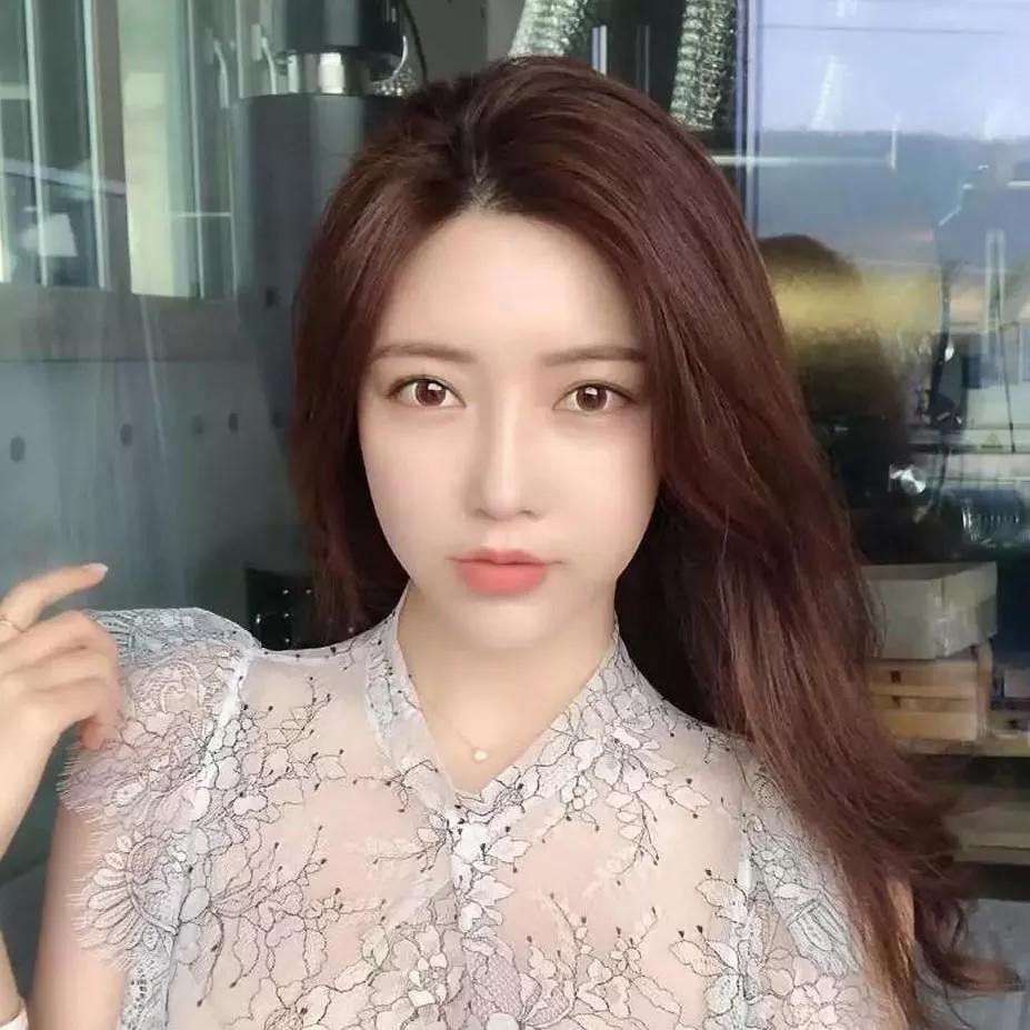 甜美少女风，蕾丝连衣裙搭配温柔妆容，满满优雅气质！温柔风蕾丝长裙白色蕾丝仙女裙