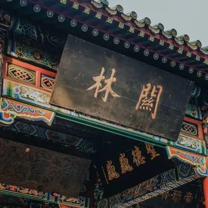 洛阳的底蕴藏在街巷砖瓦之间，漫步便能触摸千年风骨。打卡龙门石窟观卢舍那大佛，应天