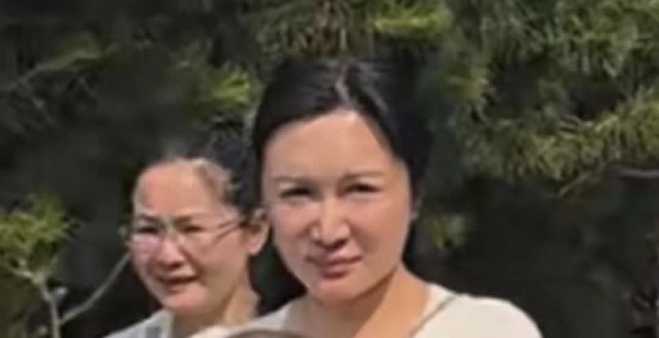 杜星霖再也狂不起来了[捂脸哭][捂脸哭]74岁的张纪中也露出了真实一面，一家人去