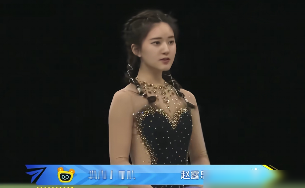 翻出田馥甄刚出道那会儿的照片，差点没认出来，脸型、眼神全变了。那时候的她，挤在组合里扮鬼脸、讲冷笑话