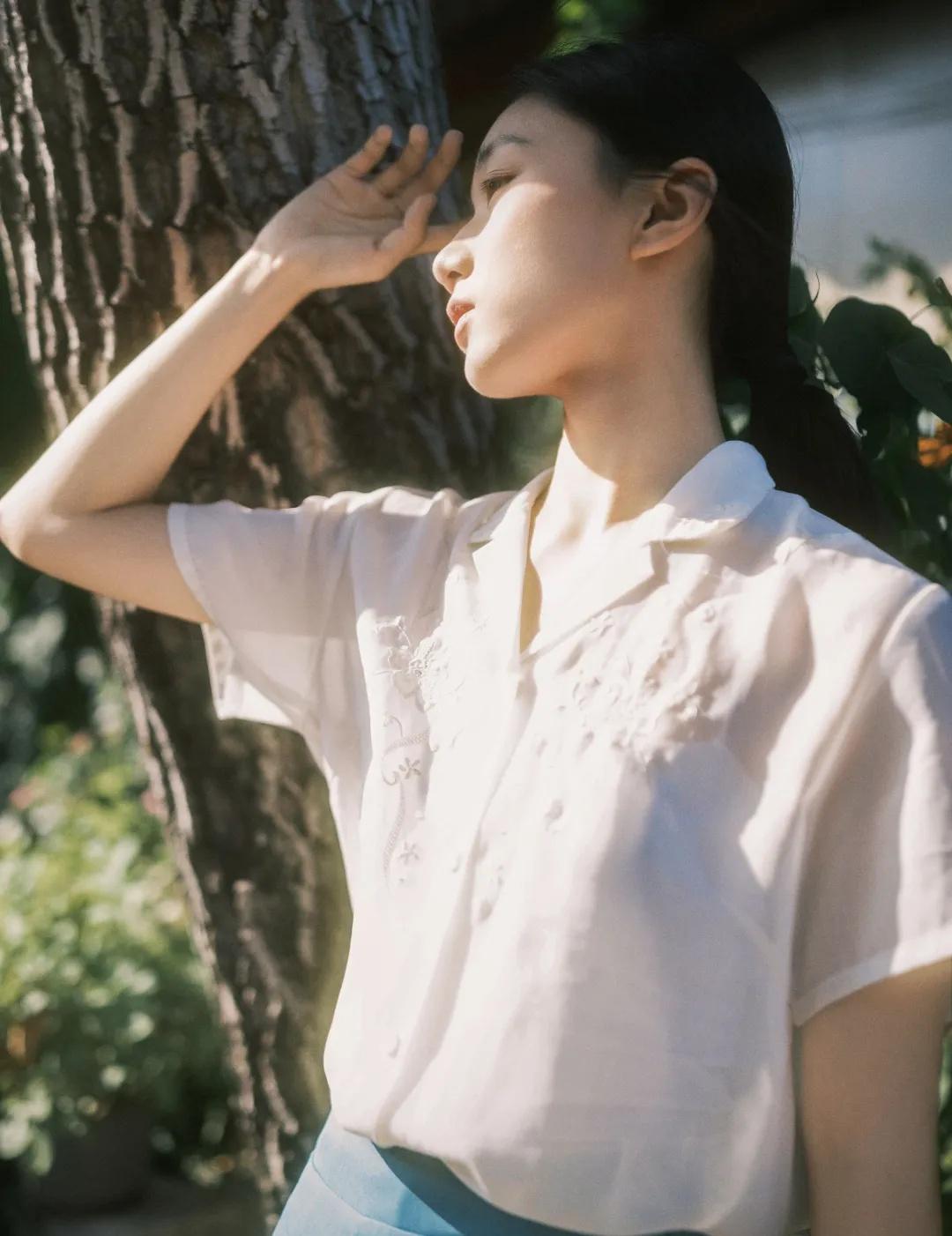 充满阳光的肖像｜街边的白衬衫好久没有拍胡同，已经很难说胡同摄影是我的舒适区了，