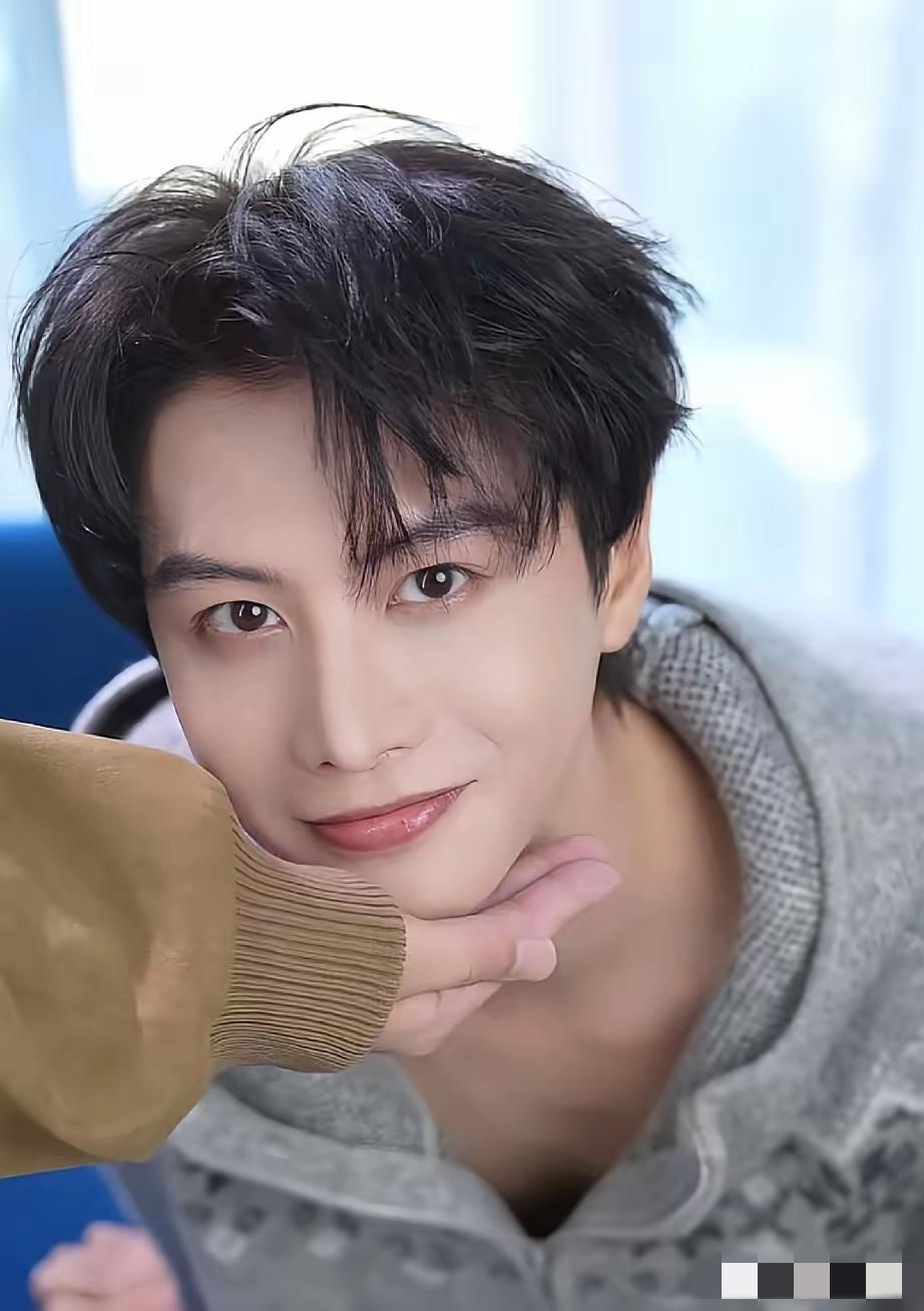 何健麒直播时，被问“短剧演员一天真有四五万吗？”他那反应，简直是把圈内“神话”当