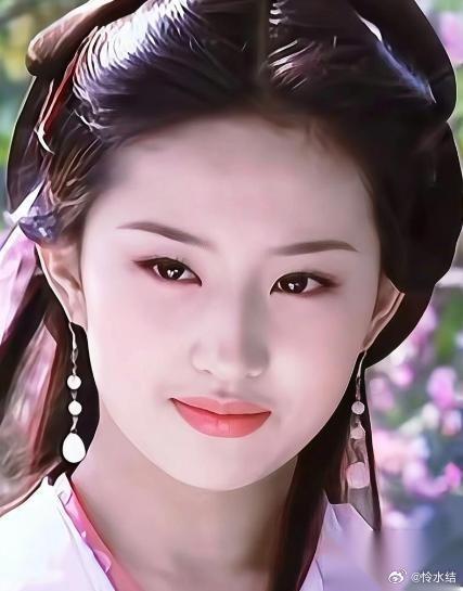 刘亦菲这次被全网审判，起因根本不是迪丽热巴那个角色名。我琢磨了一下，真正引爆舆