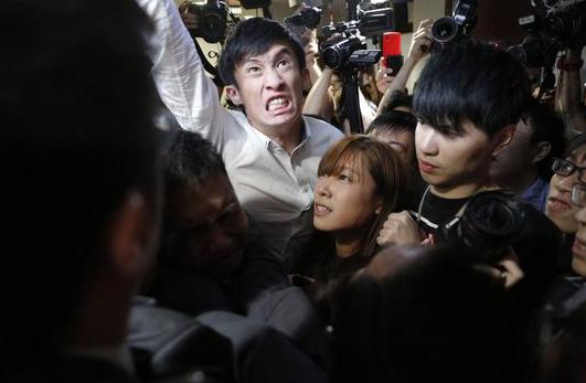 2016年，梁颂恒在香港立法会宣誓时，展示“香港不是中国”的标语，侮辱性将故意用