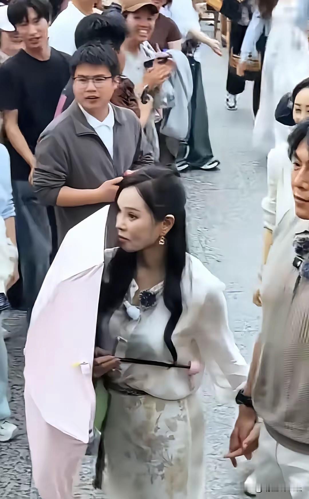 有没有人发现？伊能静好奇怪！明明是鸟语花香、风和日丽的春天，她走哪都撑着一把