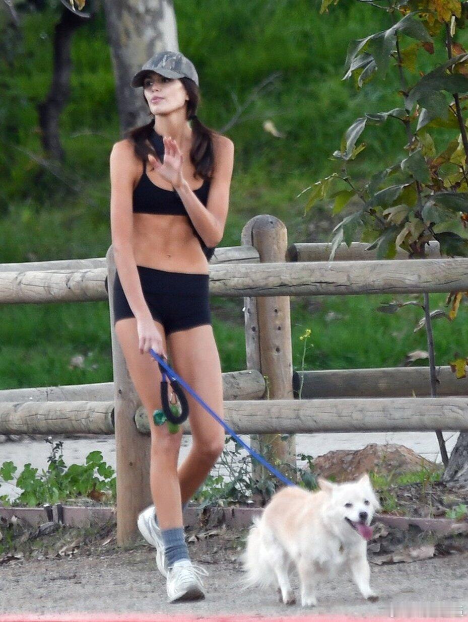 遛狗出街的KaiaGerberKaiaGerber洛杉矶出街以Vuori黑