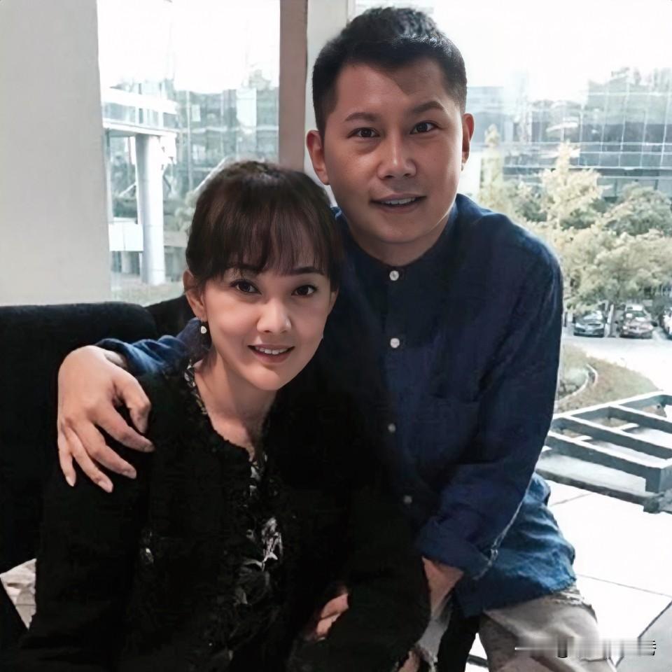 这么搂着牛莉不合适吧？真是太大胆了，俩人不怕绯闻吗？右边男的一手搂着牛莉的肩