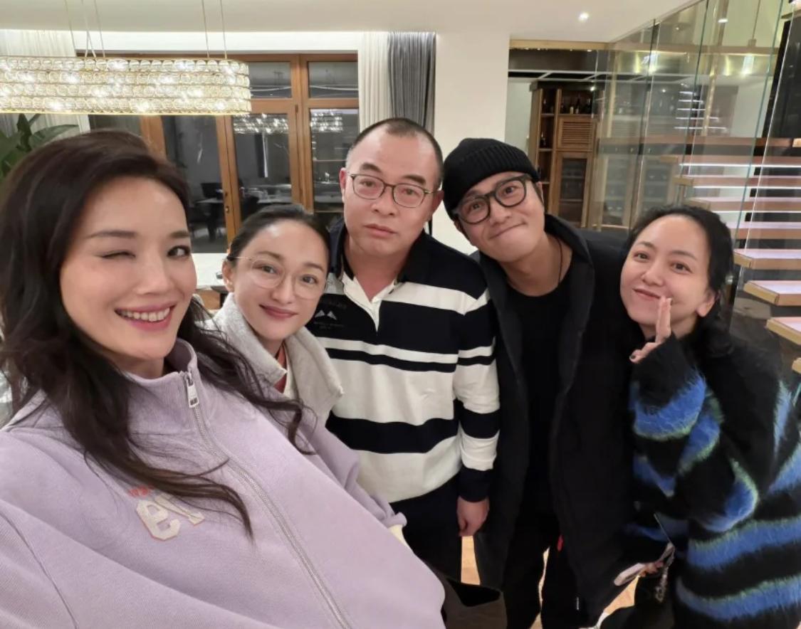 新年舒淇晒出一张合照，照片中除了三位大明星，还有大明星后面的重要人物。舒淇照